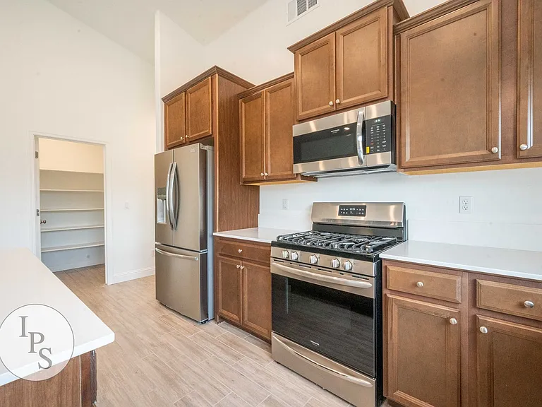 352 N Millard Ave — Photo 23