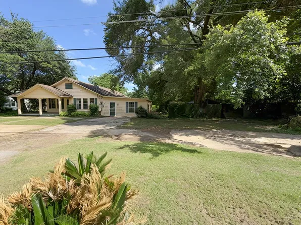 1213 W Sabine St, Carthage, TX 75633