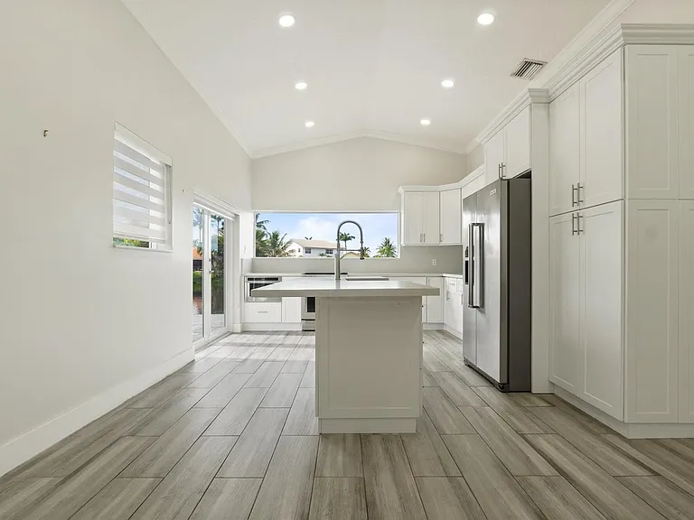 15037 Brighton Ln — Photo 9