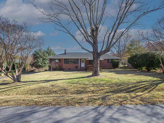 3rd image of 12 Leland Cir