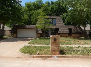 205 Wellington Ln, Moore, OK 73160