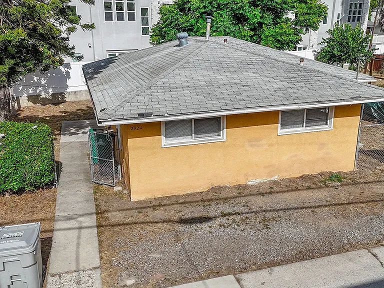 2924-2932 Suncrest Dr — Photo 3