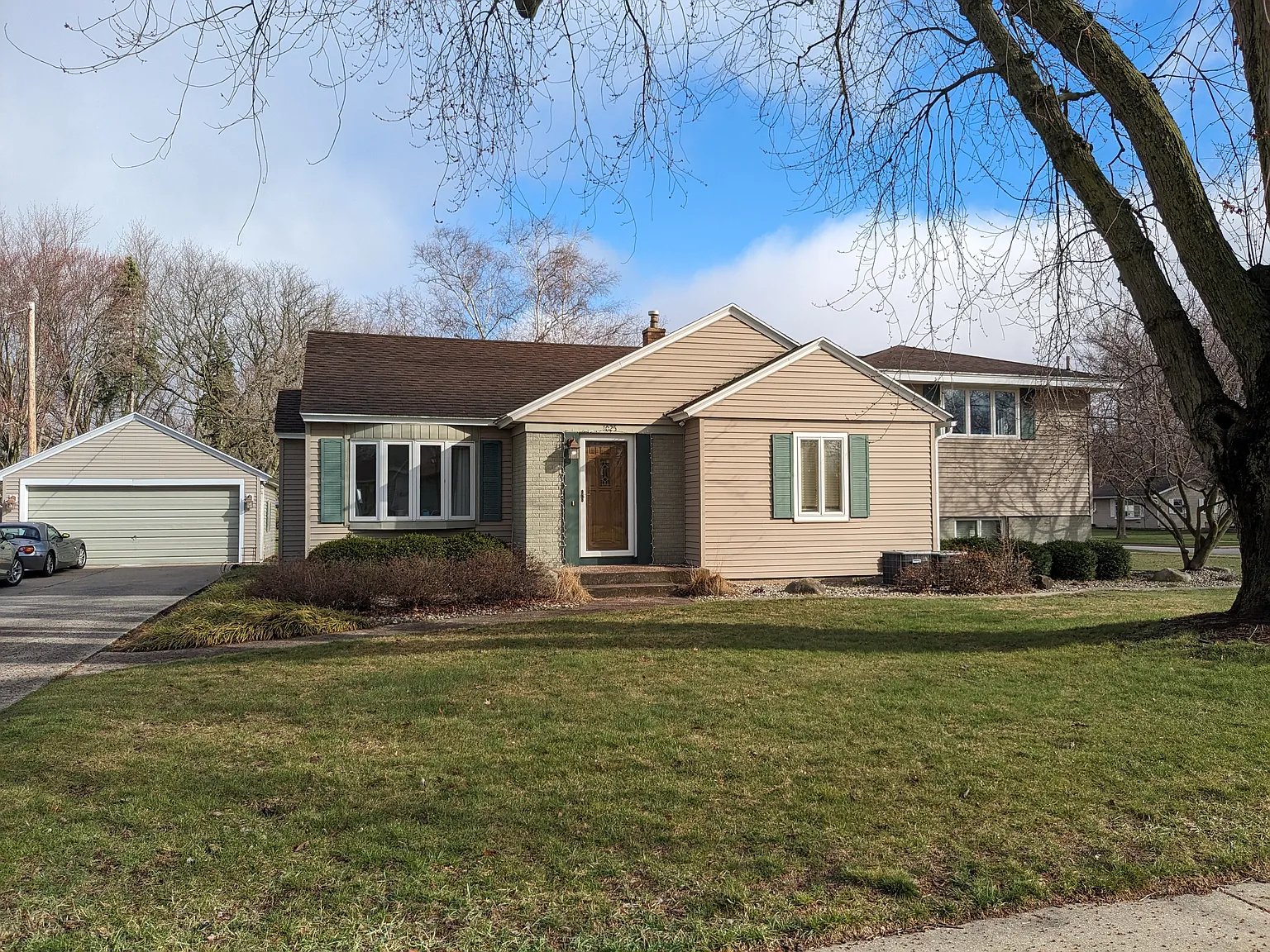 4 bed, 2.5 bath, 2400 sqft, $1,250 — Photo 1