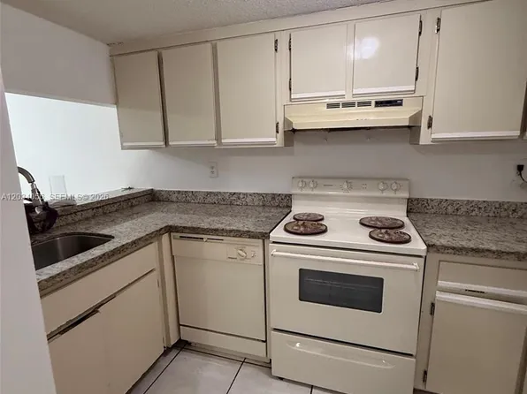 9917 W Okeechobee Rd #3-510, Hialeah Gardens, FL 33016