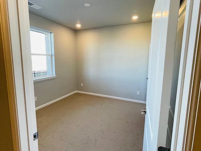 7042 Doncaster Ct — Photo 34