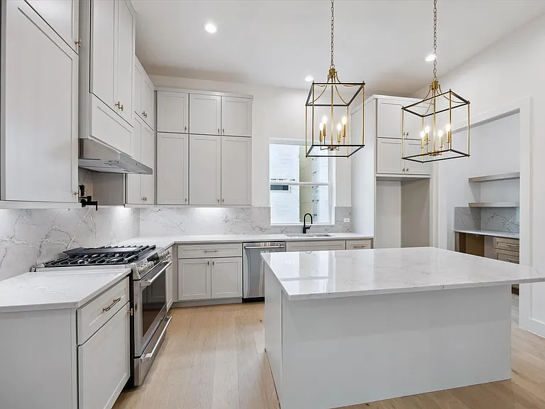 947 Blackshire Ln — Photo 13