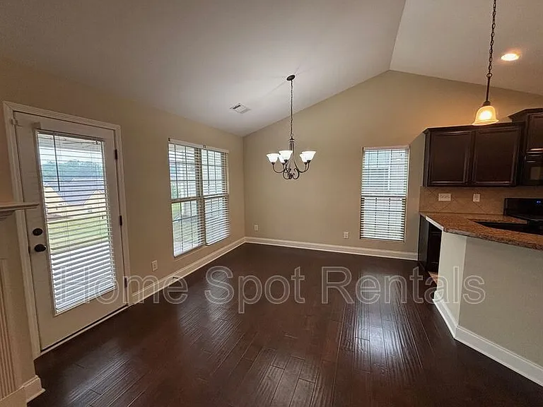 4811 Lost Creek Dr — Photo 19