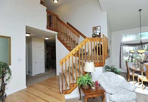 9647_bellmore_pl_MLS_HID620783_ROOMfoyer1