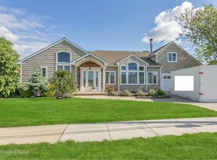 60 Sandy Ln, Massapequa, NY 11758