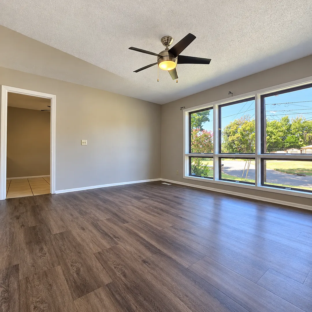 Coming Soon! Updated 2 bedroom /1 bath Close to UAH! — Photo 3