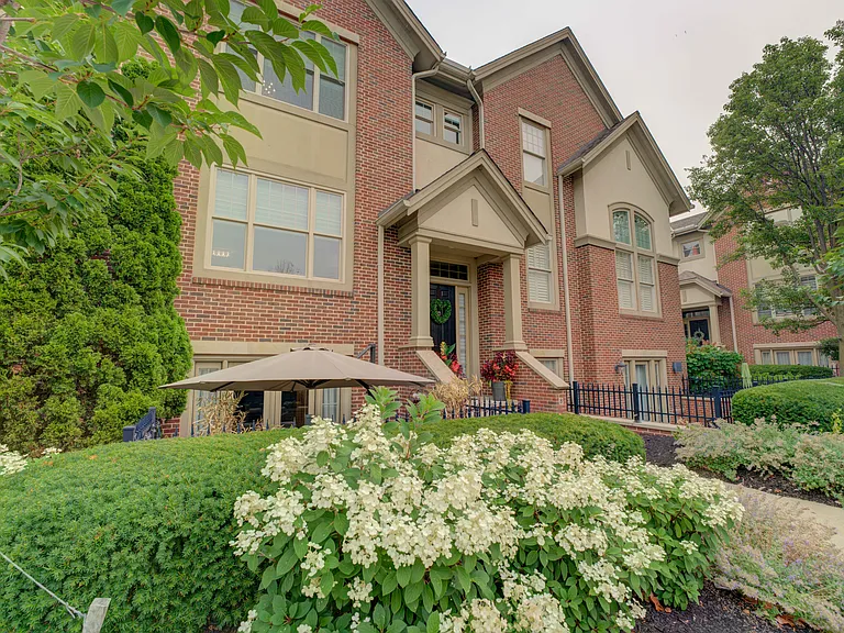 8 Astor Pl — Photo 3
