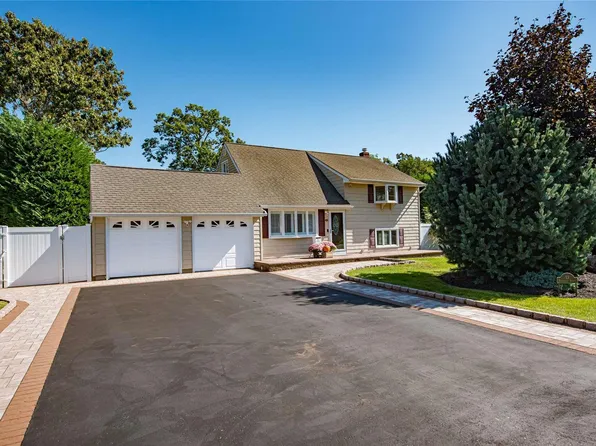13 Pauchogue Avenue, East Islip, NY 11730