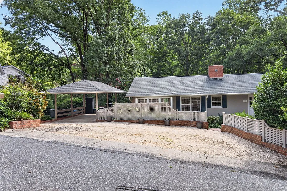 3 bed, 3.0 bath, 2241 sqft, $2,750 — Photo 2