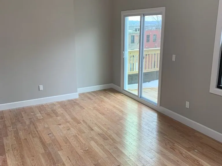 102 Colonie St — Photo 4