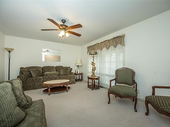 3rd image of 6 Fairway Ct