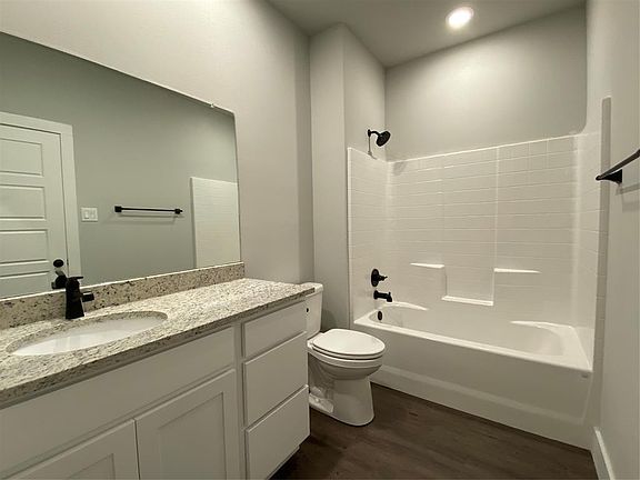 4th image of 609 Santa Fe St