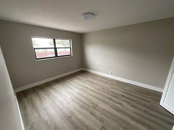 4th image of 318 Arricola Ave