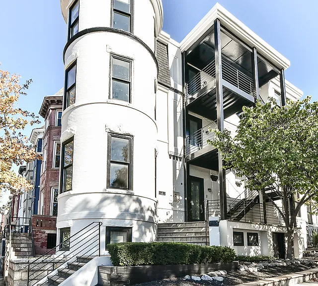 2 S St NE #2 — Photo 1