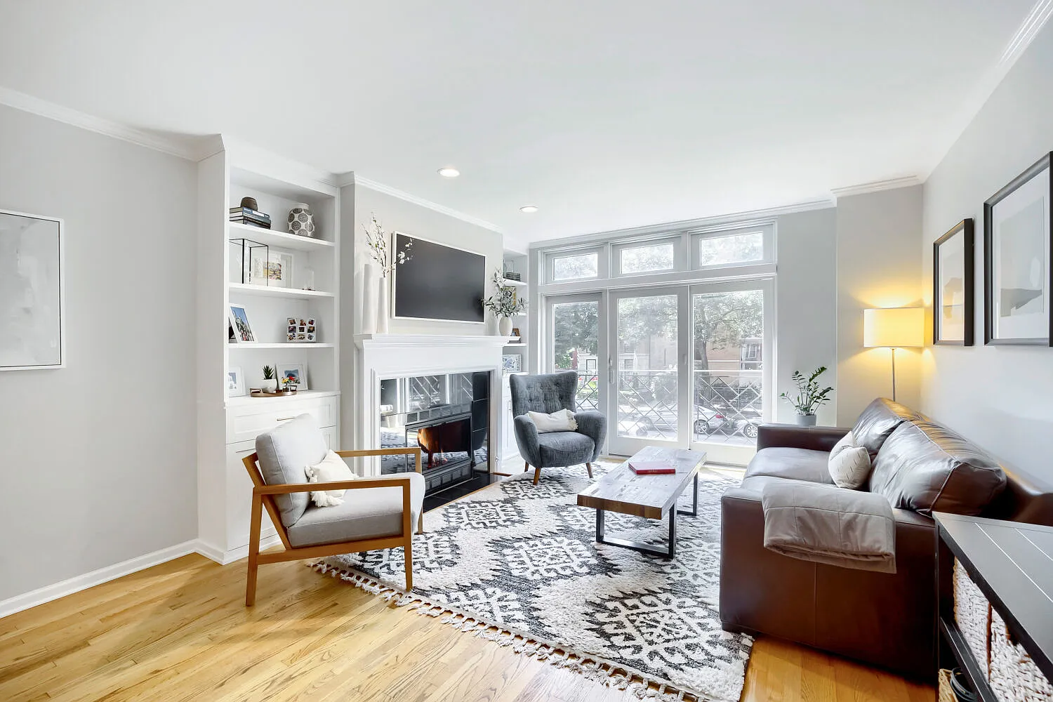 3 bed, 2400 sqft, $5,750 — Photo 3