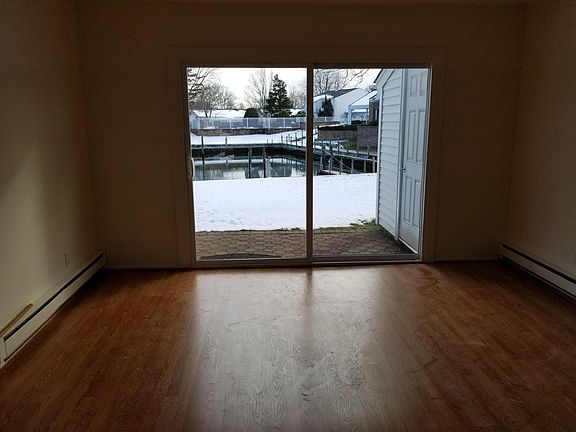 4th image of 25 Harbor N #25