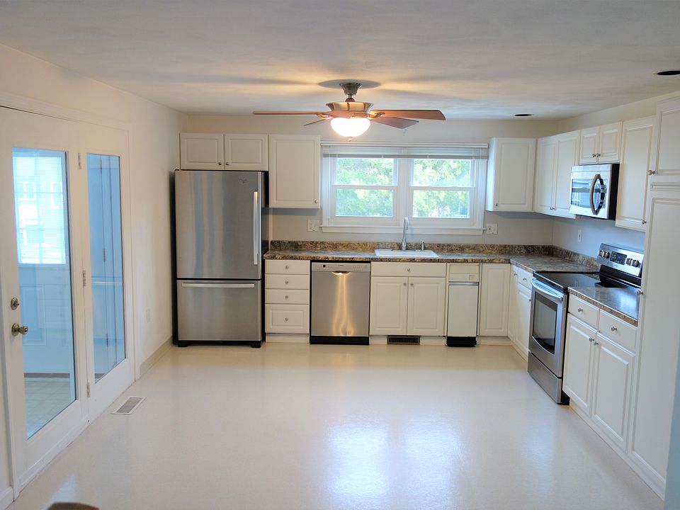 Eat-In Kitchen (20x13)