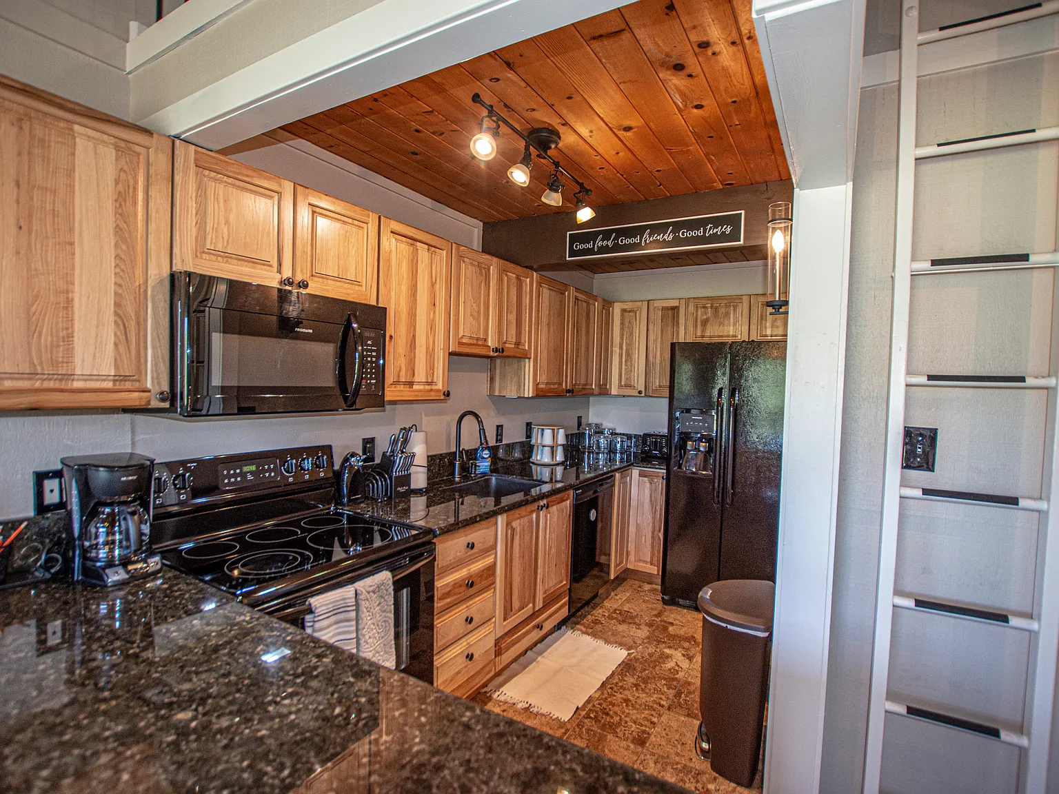 3 bed, 1350 sqft, $4,000 — Photo 3