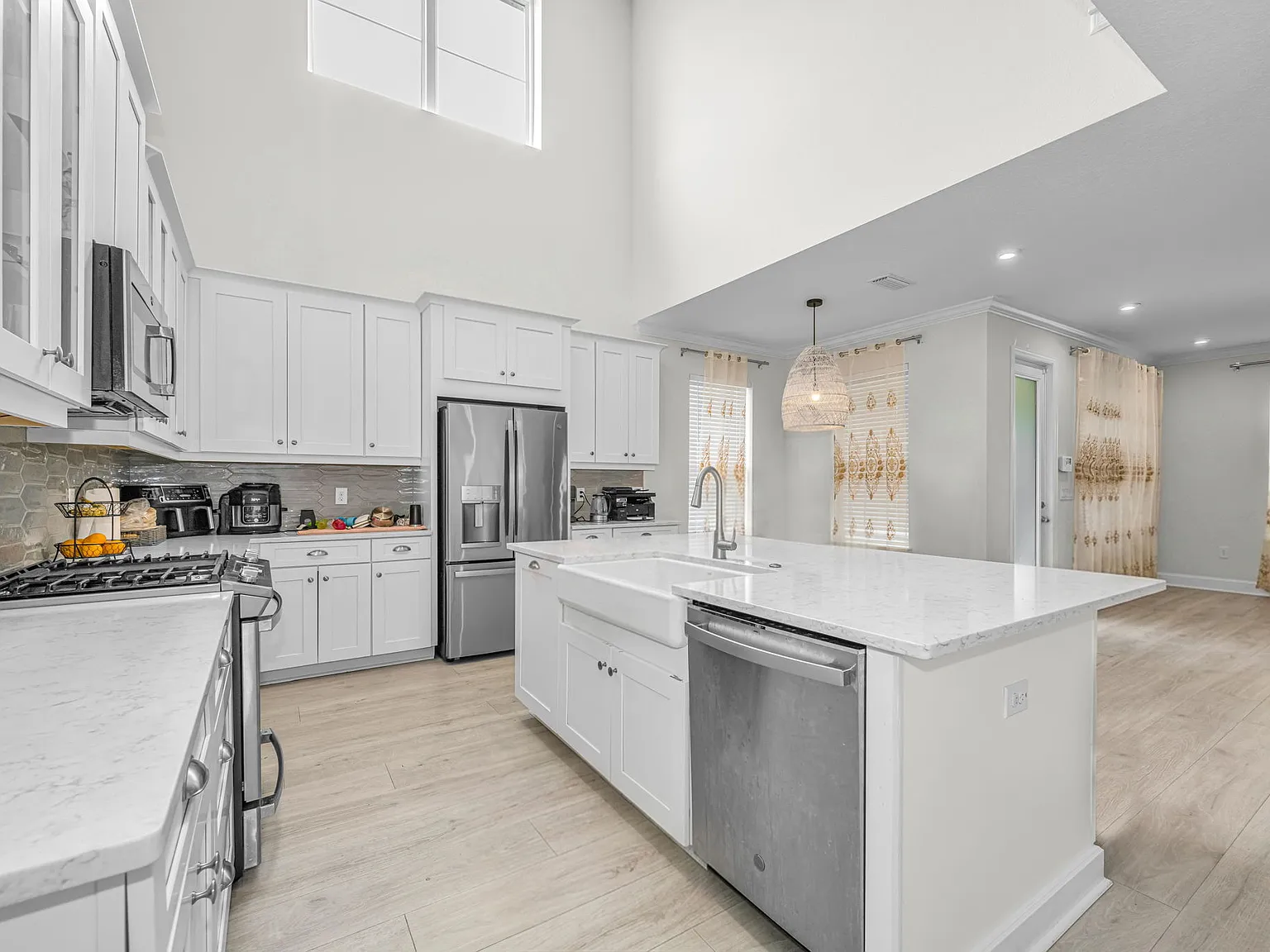 Starkey Ranch Model w gar condo — Photo 3