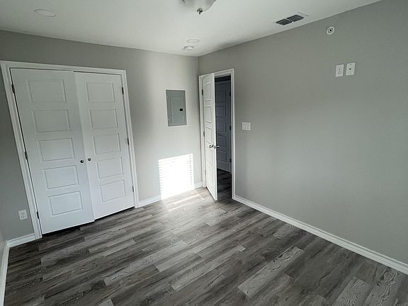 4th image of 607 E Washington St #10903321