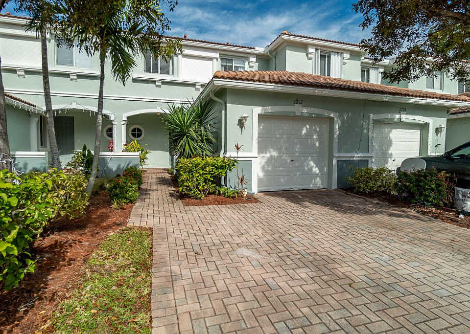 1st image of 2202 Oakmont Dr