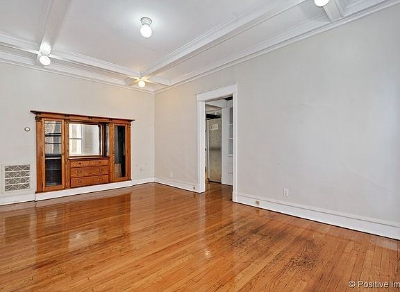 3rd image of 940 W Argyle St #1E