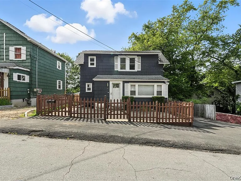 8 W Broadway — Photo 18