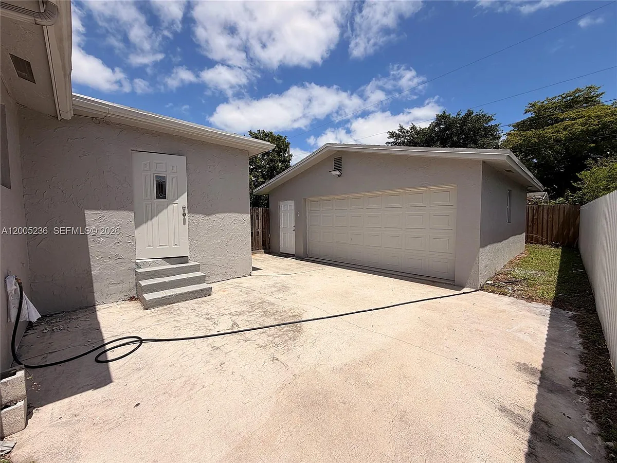 Building Photo - 3011 N 74th Ave #B
