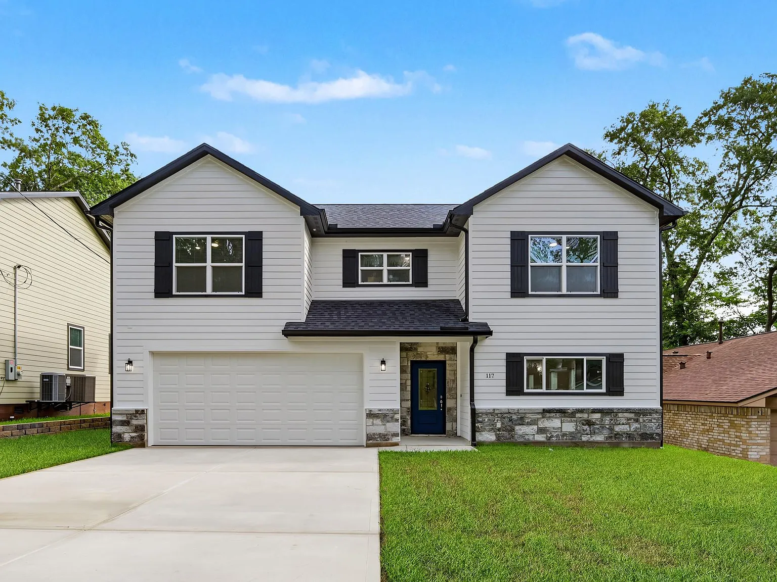 4 bed, 2.5 bath, 2394 sqft, $3,500 — Photo 2