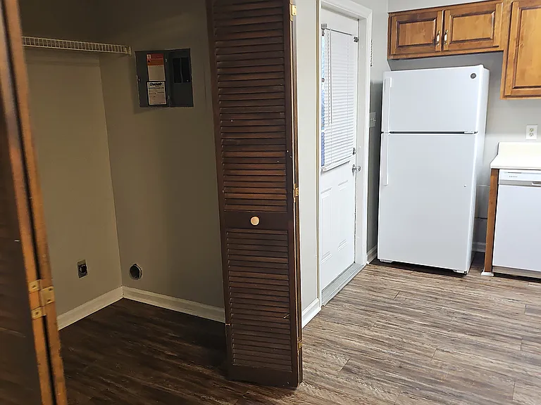 499 E University Dr — Photo 5