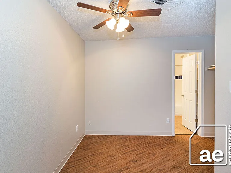 Creek View Apartments — Photo 9