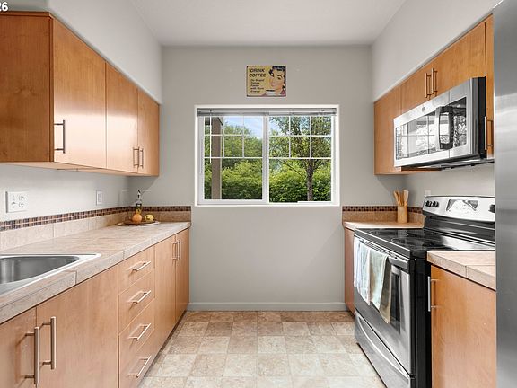 5th image of 10834 NE Holly St #102