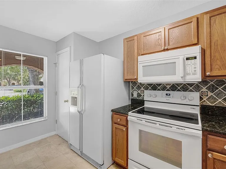 6928 Hawthorne Trace Ln — Photo 15