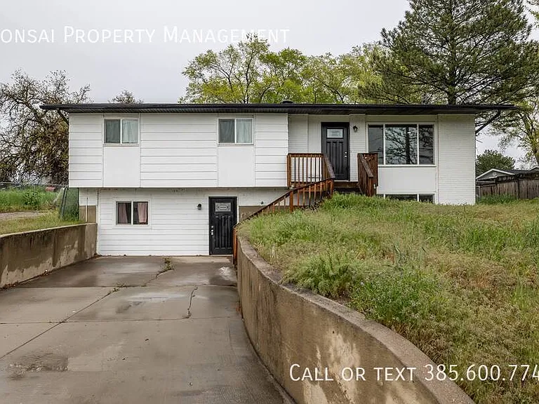 1641 Sandhill Rd — Photo 2