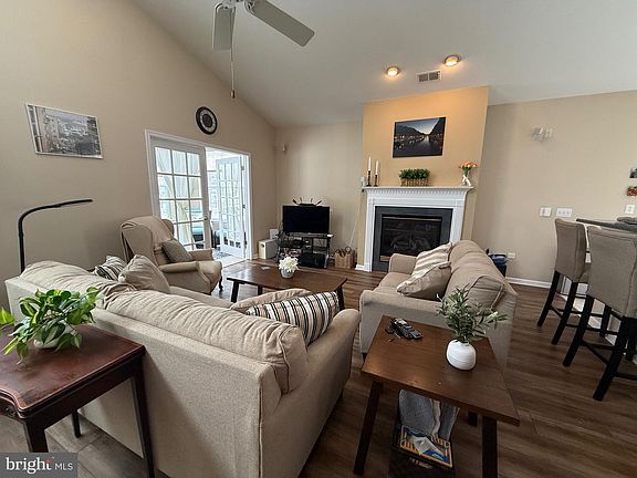 2nd image of 100 Hyannis Ct