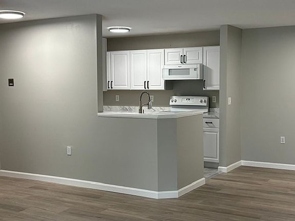 5th image of 15 Windsor Ct #I