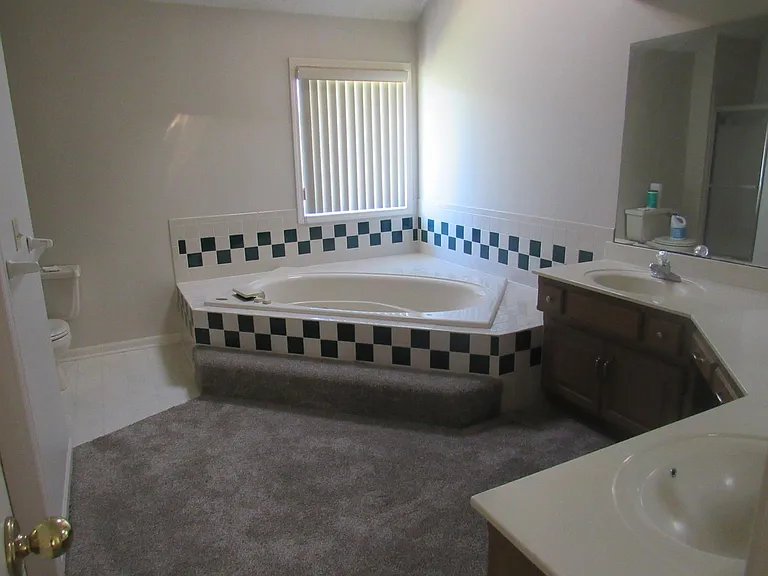 8709 N Lathrop Ave — Photo 7