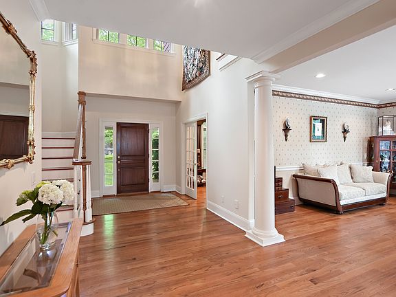 2nd image of 4 Flanders Ln