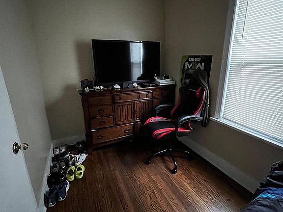 5th image of 4710 Towle Ave