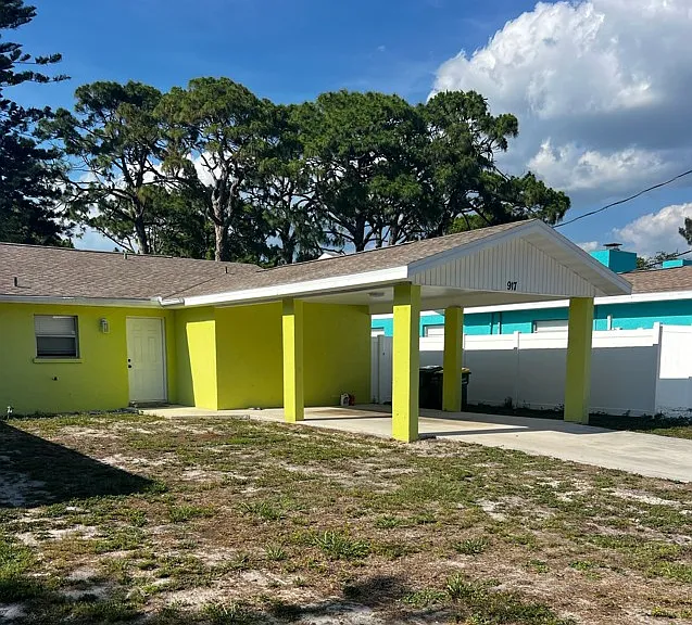 917 Royal Palm Dr — Photo 1