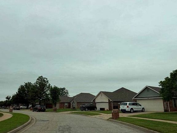 Exterior Neighborhood (street photo)