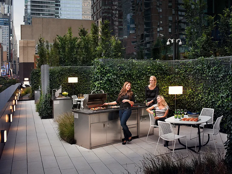 450 W 42nd St — Photo 12