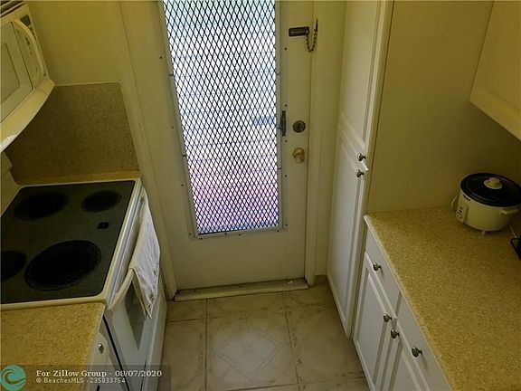 4th image of 1040 SE 4th Ave APT 226