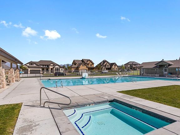 3rd image of 158 W Ivy Ln