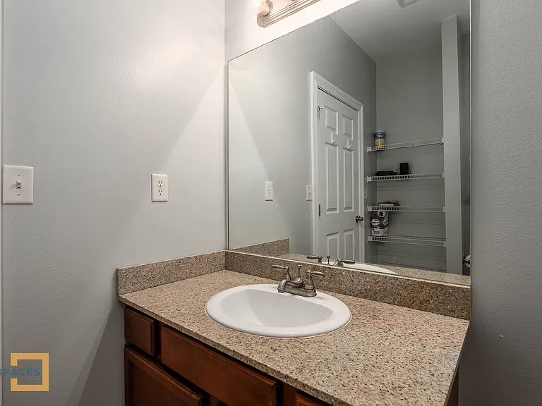 3218 Veterans Memorial Pkwy — Photo 8
