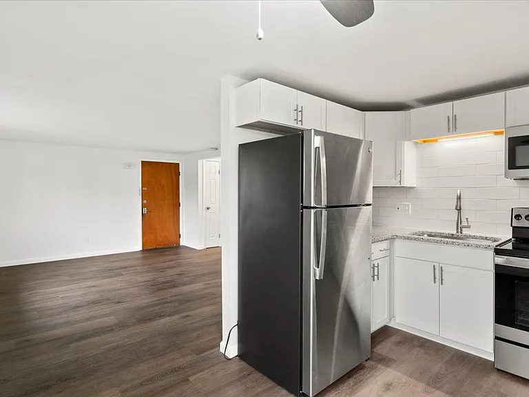 Burke Crest Apartments — Photo 15